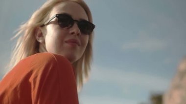 Saçında rüzgar ile güzel kız