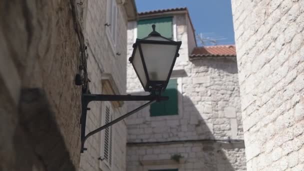 Lámpara de araña en la ciudad vieja en cámara lenta — Vídeos de Stock
