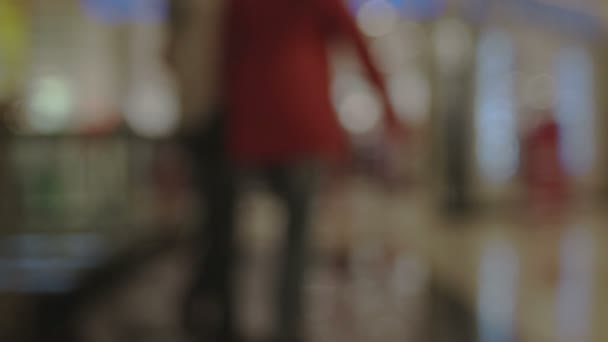 People walking in shopping mall, defocused, in blur — Stock Video