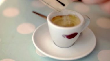 Şeker şık pastel arka plan ağır çekimde noktalı caffe içinde koyarak
