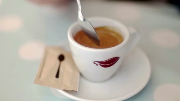 Mengen caffe op een stijlvolle pastel achtergrond in slow motion — Stockvideo
