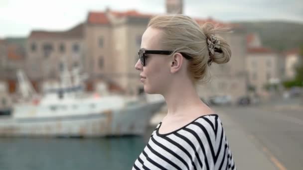 Turista rubia disfrutando de la vista al mar — Vídeos de Stock