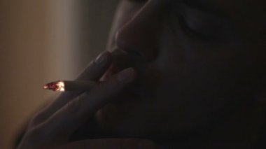 Sakal duman sigara karanlıkta siyah ve beyaz adamla