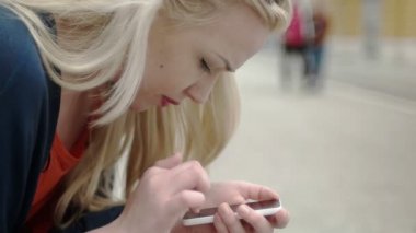 Ona telefon yazmaya utanıyorum sarışın turist