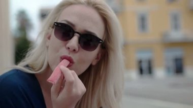 Kırmızı şeker yemek kadın