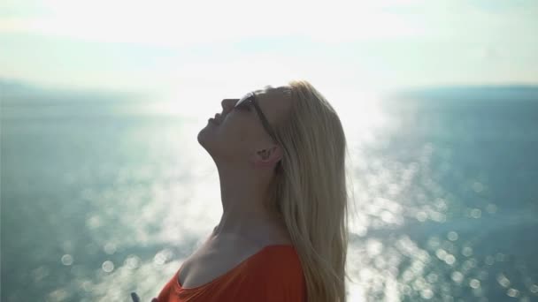 Блондинка насолоджується вітром біля моря — стокове відео