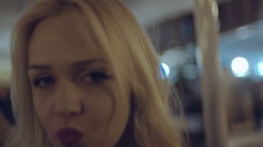 Dans ve önüne gelenle kırmızı ruj sarışın kız