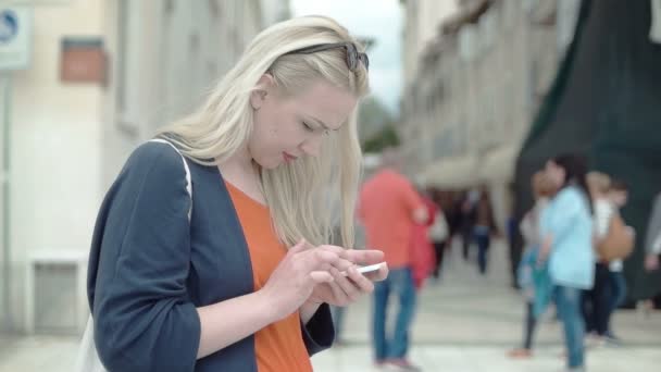 Mulher turística digitando no telefone — Vídeo de Stock