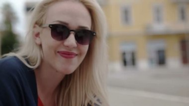 Sarışın yeme candys dışında