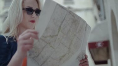 Kadın turist yönlendirmek için harita arıyorum
