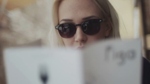 Блондинка турист дивиться на мапу — стокове відео