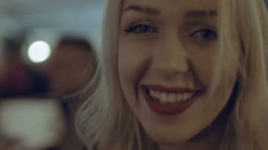 Kız dans ve having fun kırmızı ruj