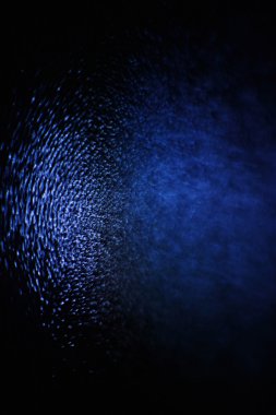 Kız arabada, bir araba ve onun saç şekillendirme kız cam yansıması onun saç topuz yapma