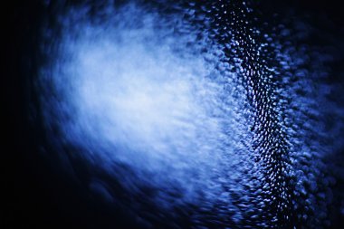 Kız arabada, bir araba ve onun saç şekillendirme kız cam yansıması onun saç topuz yapma