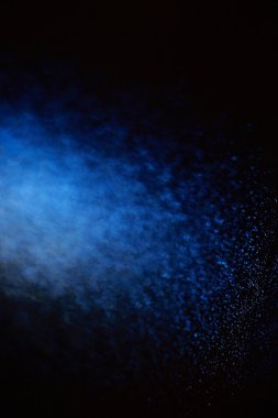 Kız arabada, bir araba ve onun saç şekillendirme kız cam yansıması onun saç topuz yapma