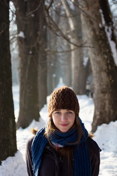 Flicka med beanie njuter av vintern — Stockfoto