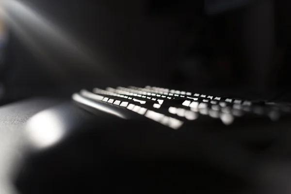 Ausgestellte Tastatur in schwarz-weiß — Stockfoto