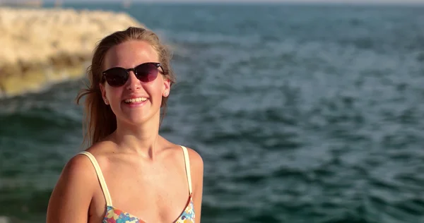 Mujer bonita de pie en el acantilado y disfrutando de las olas — Foto de Stock