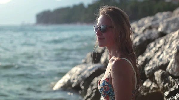 Mujer bonita disfrutando del atardecer — Foto de Stock