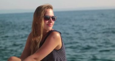 Cliff üzerinde duran ve dalgalar zevk güzel kadın