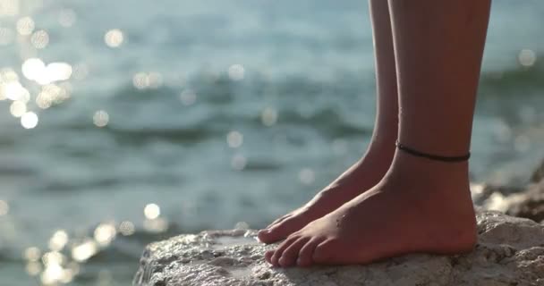 Wasser spritzt über die Klippe an der Küste — Stockvideo