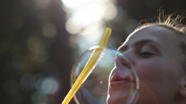 Baloncuk çıkaran kız