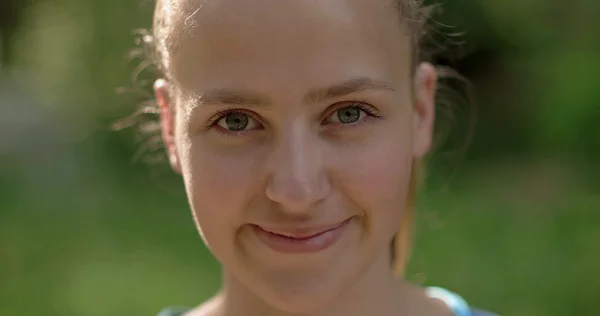 Bella ragazza conil nostro trucco sorridente e guardando la fotocamera, trucco naturale — Foto Stock