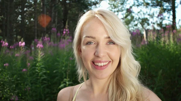 Belle fille blonde dans la nature profitant du soleil — Photo