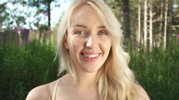 Belle fille blonde dans la nature profitant du soleil — Photo