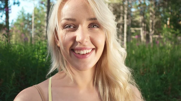 Belle fille blonde dans la nature — Photo