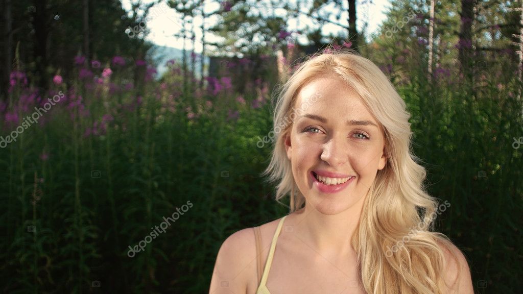 Блондинка на природе со спины (55 фото)