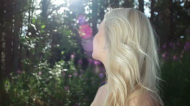 Güzel sarışın kız güneşin tadını doğada