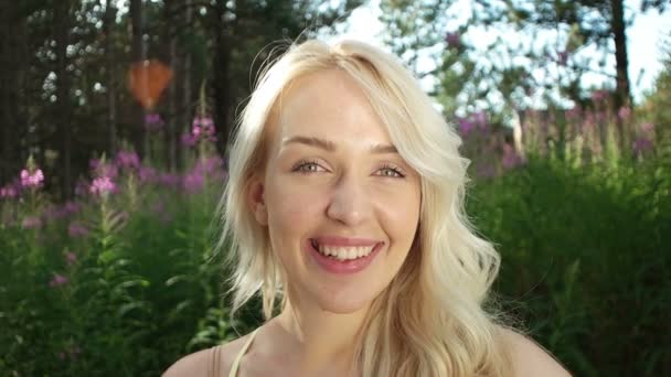 Menina loira bonita na natureza apreciando o sol — Vídeo de Stock