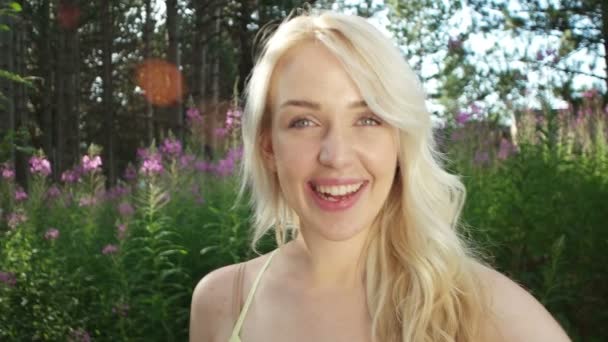 Vacker blond flicka i naturen njuter av solen — Stockvideo