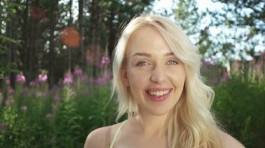 Güzel sarışın kız güneşin tadını doğada