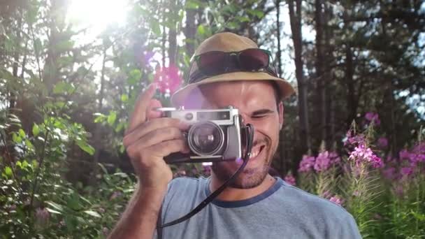 Man met hoed genieten van de natuur — Stockvideo