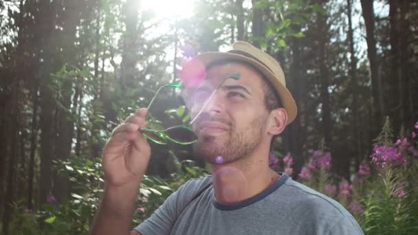 Hombre con sombrero disfrutando de la naturaleza — Vídeos de Stock