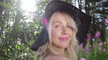 Güzel sarışın kız güneşin tadını doğada