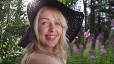 Güzel sarışın kız güneşin tadını doğada