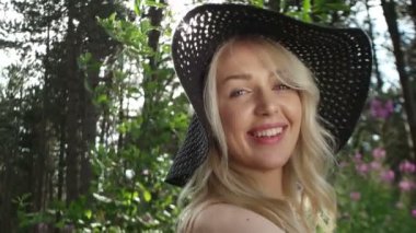 Güzel sarışın kız güneşin tadını doğada