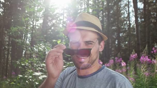 Человек в шляпе наслаждается природой — стоковое видео