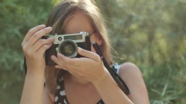 Vintage fotoğraf makinesi ile fotoğraf çekmeye kız