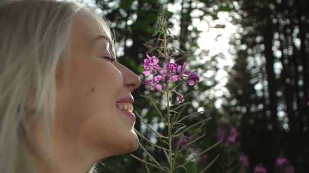 Menina loira bonita na natureza — Vídeo de Stock