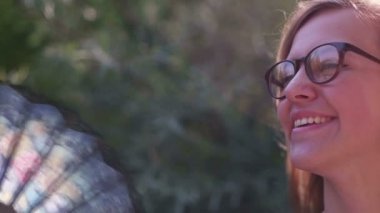 Fan, fan doğada gülümseyen kız arkasında güzel kadın