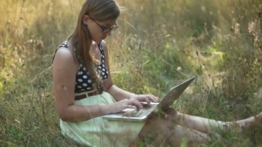 Onu laptop doğada kullanan kız