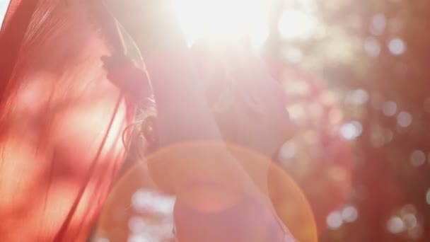 Жінки з тканиною на заході сонця. концепція свободи — стокове відео