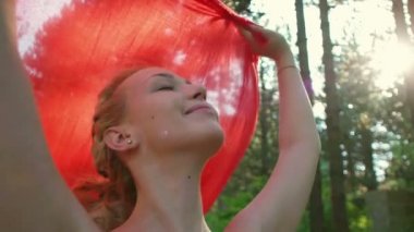 Kumaş Sunset'teki kadınlarla. Özgürlük kavramı