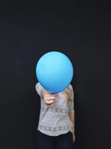 Söt blond kvinna med ballongen på svart bacground — Stockfoto