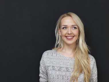 Karanlık yazı tahtası önünde duran beyaz kadın. Chal