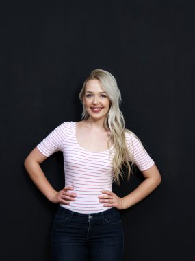 Karanlık yazı tahtası önünde duran beyaz kadın. Chal